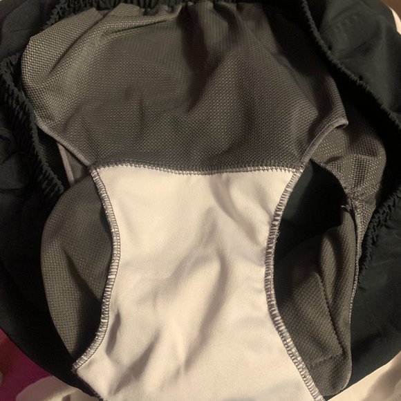 Descente Womens Running Shorts with Liner, Black, Size M - Picture 3 of 4